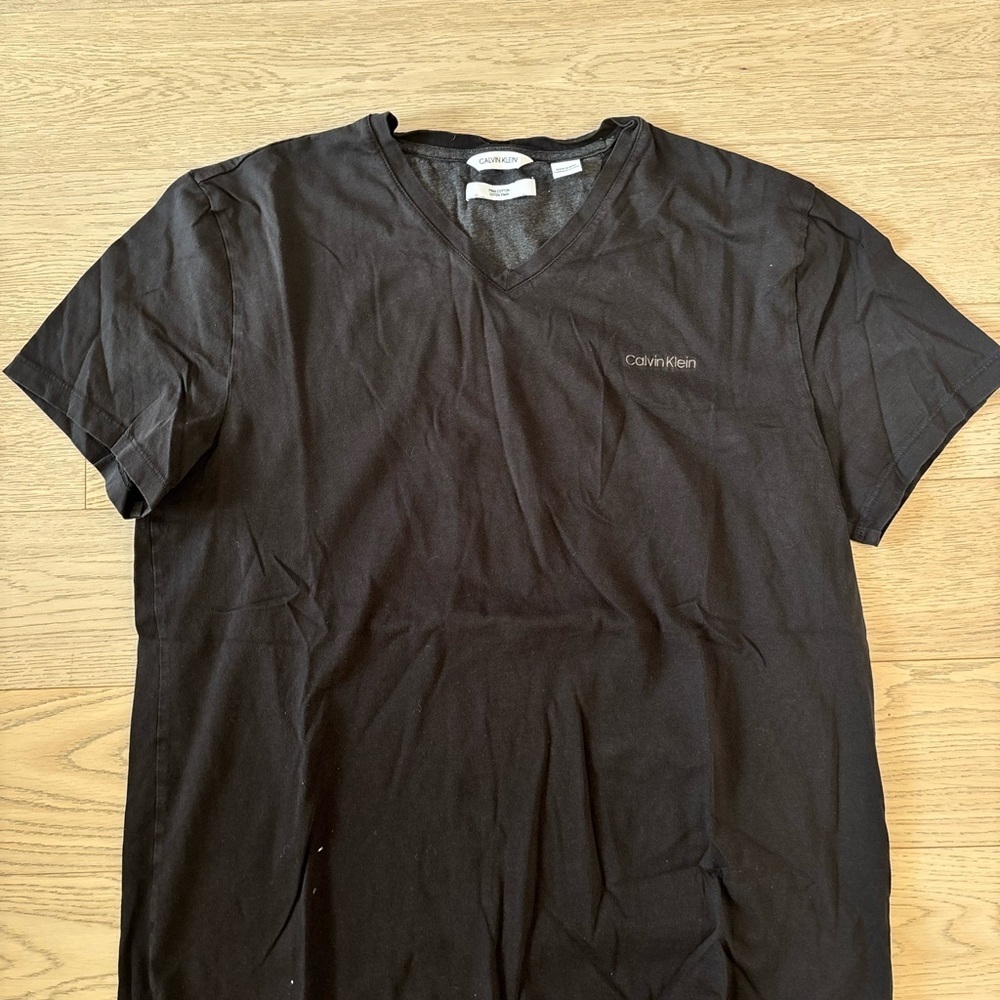 Calvin Klein Men's Charcoal Tee - Picture 1 of 3